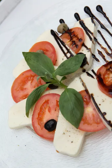 Nije ti do kuhanja usred vrućina? Imamo recepte za brze, a zasitne ljetne salate