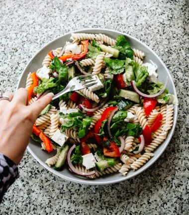 Nije ti do kuhanja usred vrućina? Imamo recepte za brze, a zasitne ljetne salate