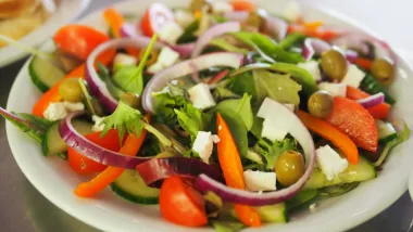 Nije ti do kuhanja usred vrućina? Imamo recepte za brze, a zasitne ljetne salate