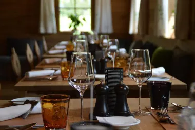 Tko prvi ulazi u restoran - muškarac ili žena?