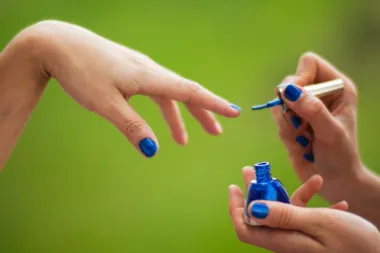 Kraljevski plava - boja noktiju koja će obilježiti ovo ljeto