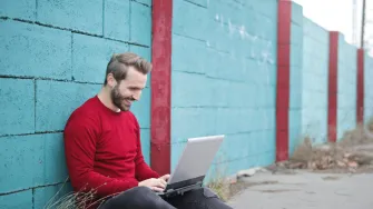 Online dejtanje -  Ovako će se ON ponašati na društvenim mrežama ako mu se sviđaš