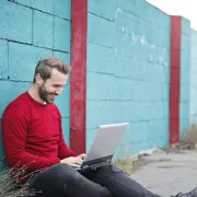 Online dejtanje - Ovako će se ON ponašati na društvenim mrežama ako mu se sviđaš