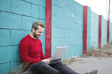 Online dejtanje - Ovako će se ON ponašati na društvenim mrežama ako mu se sviđaš