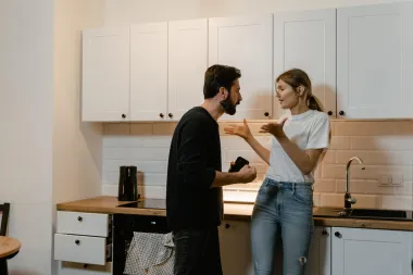 Postavi granice: 5 znakova da te partner kontrolira