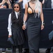 Bizarno ili glamurozno? Slavne dame u Parizu 'isfurale' su novu Jean Paul Gaultier kolekciju