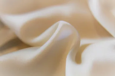Koje su osnovne karakteristike saten materijala?