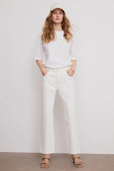 Bijele traperice podižu svaki look. Evo ideja kako ih nositi ovog ljeta