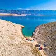 Jedna od najposebnijih uvala nalazi se kod Zadra i pruža predivan pogled na Velebit