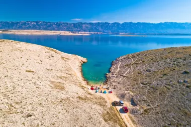 Jedna od najposebnijih uvala nalazi se kod Zadra i pruža predivan pogled na Velebit