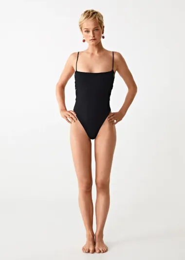 Crni kupaći kostim je must have, a ovo su najljepši ovogodišnji modeli