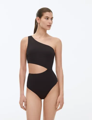 Crni kupaći kostim je must have, a ovo su najljepši ovogodišnji modeli