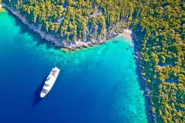 Jedna od najljepših šetnica nalazi se na Lošinju i krije pogled na dupine