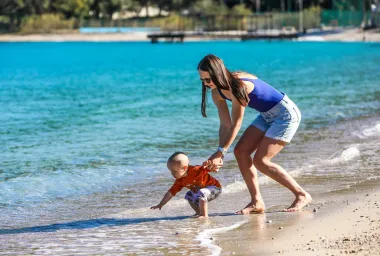 Beba i more - da ili ne? Izjava pedijatra da bebe nemaju što tražiti na plaži izazvala pravu lavinu