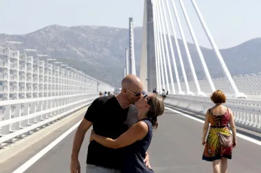 Kad ponese me romantika! Pao je i prvi poljubac na Pelješkom mostu