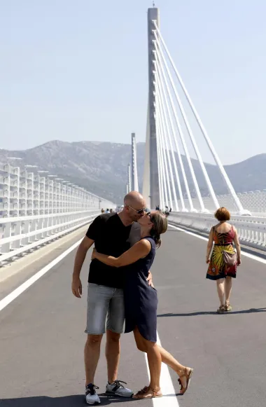Kad ponese me romantika! Pao je i prvi poljubac na Pelješkom mostu