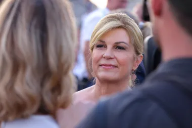 Kolinda Grabar Kitarović u elegantnom izdanju u kojem se može sjediti i na podu