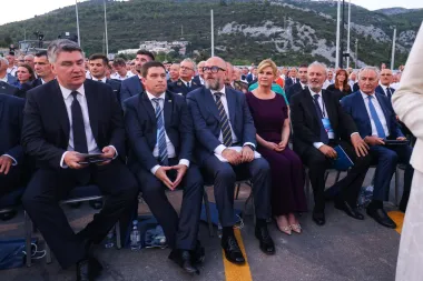 Kolinda Grabar Kitarović u elegantnom izdanju u kojem se može sjediti i na podu