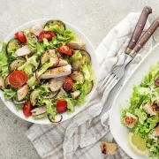 Jednostavni recepti za tri lagane i zasitne salate s piletinom