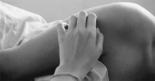 Reci 'da' seksu za vrijeme menstruacije uz ovih šest poza koje mogu pomoći kod grčeva