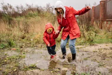 Sretno djetinjstvo: Zašto je važno dopustiti djeci da se zaprljaju?