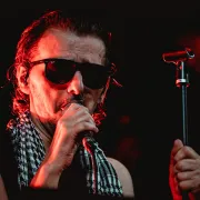 Nakon otkazanih koncerata zbog zdravstvenih problema, Goran Bare oduševio publiku u Šibeniku!