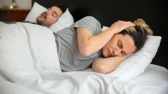 Izluđuje te partnerovo hrkanje? Pokušaj si olakšati uz ove savjete