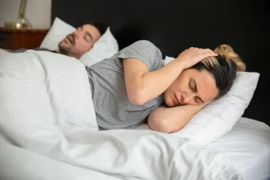 Izluđuje te partnerovo hrkanje? Pokušaj si olakšati uz ove savjete