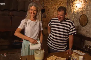 Domaćin zatajio da mu je supruga napravila desert, a dlaka u jelu umanjila je ocjenu!