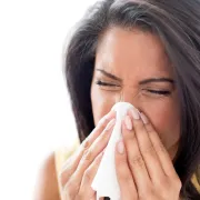 Pogoršavaju li se simptomi alergije s godinama i kako im stati na kraj?