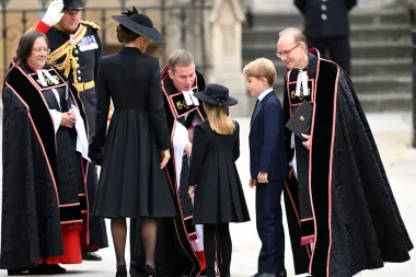 Princeza Charlotte i princ George bili su na kraljičinom sprovodu: Dobra ili loša odluka?