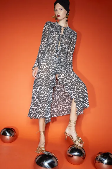 Haljine s printom idealne su za razigrane jesenske kombinacije, a Mango i Zara imaju odlične modele