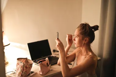 Male tajne šminkanja: 7 trikova uz koje ćeš vizualno 'suziti' lice