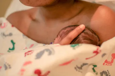 Znaš li zašto je bitna 'koža na kožu' metoda držanja bebe?