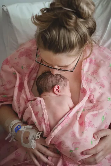 Znaš li zašto je bitna 'koža na kožu' metoda držanja bebe?