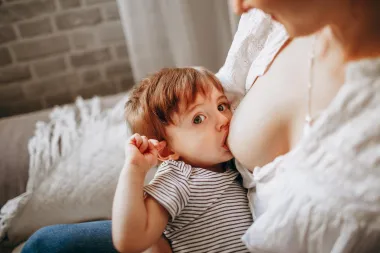 Znaš li zašto je bitna 'koža na kožu' metoda držanja bebe?