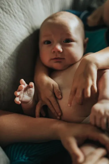 Znaš li zašto je bitna 'koža na kožu' metoda držanja bebe?