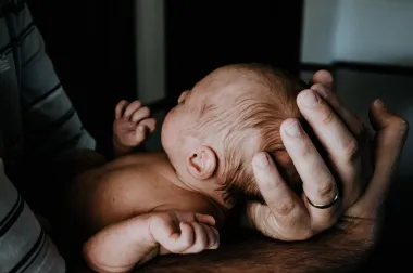 Znaš li zašto je bitna 'koža na kožu' metoda držanja bebe?