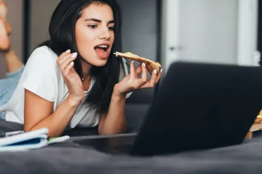 Partner koji jede i mrvi u krevetu je za mnoge dovoljan razlog da odu svojim putem, tvrdi istraživanje
