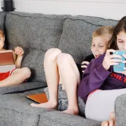 Kad djetetu kupiti mobitel? Ne žuri s odlukom i razmisli o ovih 5 stvari