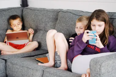 Kad djetetu kupiti mobitel? Ne žuri s odlukom i razmisli o ovih 5 stvari