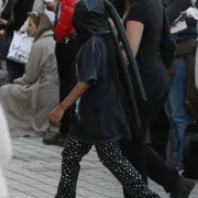 Novo normalno ili? 9-godišnja North West u Parizu prekrila cijelo lice, a Harper Beckham došla u dekoltiranoj haljini