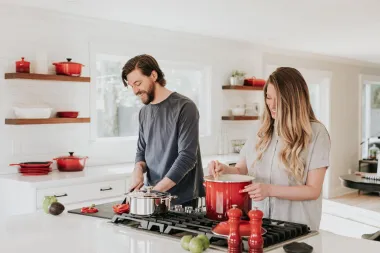 Partner koji jede i mrvi u krevetu je za mnoge dovoljan razlog da odu svojim putem, tvrdi istraživanje