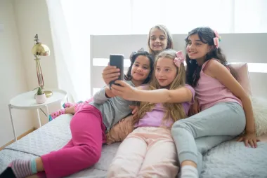 Kad djetetu kupiti mobitel? Ne žuri s odlukom i razmisli o ovih 5 stvari