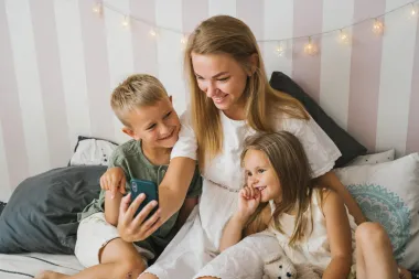 Kad djetetu kupiti mobitel? Ne žuri s odlukom i razmisli o ovih 5 stvari