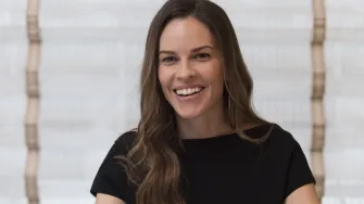 Hilary Swank očekuje blizance u 49. godini, no i druge slavne dame postale su majke na pragu 50-ih