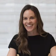 Hilary Swank očekuje blizance u 49. godini, no i druge slavne dame postale su majke na pragu 50-ih