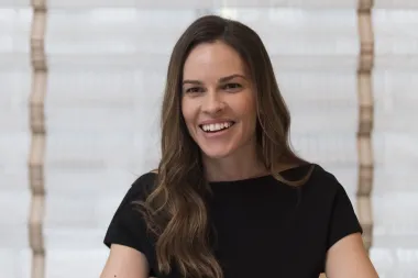 Hilary Swank očekuje blizance u 49. godini, no i druge slavne dame postale su majke na pragu 50-ih