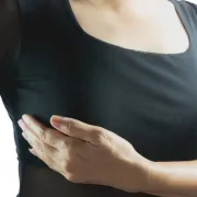 Kako napraviti samopregled dojki ako imaš guste i kvrgave grudi