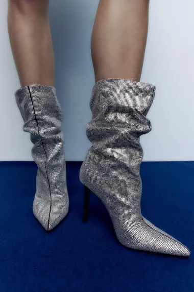 Vratile su se čizme u špic s tankom potpeticom u kojima se svaka žena osjeća elegantno